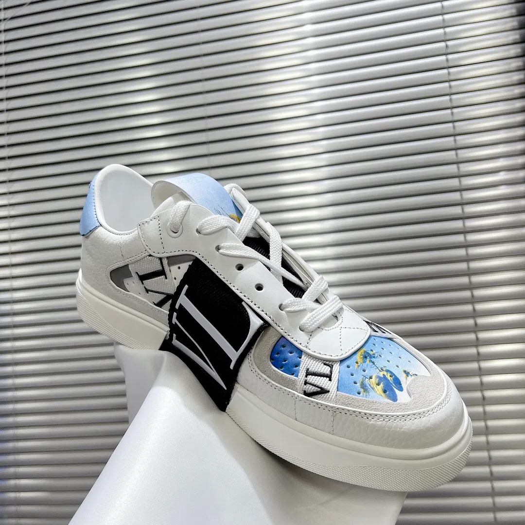 👟👟Ex-factory price 600👟👟 Valentino ONE STUD calfskin lace-up sneakers. Soft suede low-top sneakers, classic and versatile, couple's sneakers, special goods, worth buying! A pair of simple shoes with unique details will save you from the difficulty of dressing. OneStud sneakers, with quilted plaid and oversized rivets, create an eye-catching punk style and get rid of the heavy feeling of this season's clothing. Upraise calfskin derby shoes, with exquisite leather construction and simple silhouette, and smooth lines set the tone of coolness, are a versatile item in the wardrobe. There are more Valentino boutique shoes waiting for you to unlock! It’s time to get the shoes you’ve been coveting for a long time! Officially on sale 7,+++ - Seven straps, decorated with metallic rubber effect. Decoration on the back and tongue. Size 35-44.